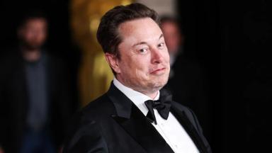 Musk's Father Discusses Potential "Liverpool"